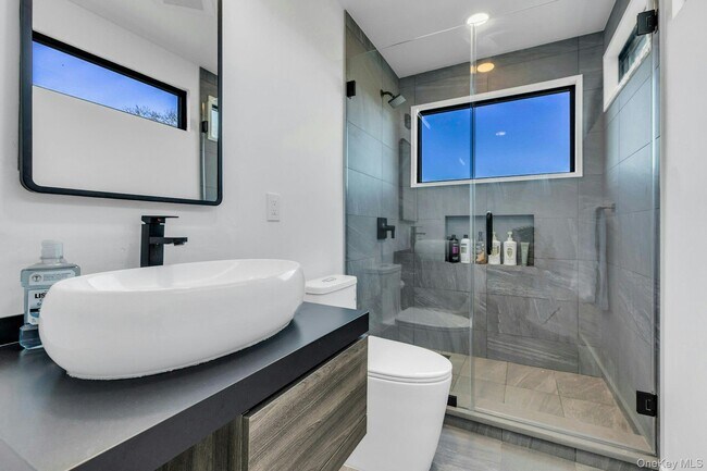 Building Photo - 10 Bay View Dr