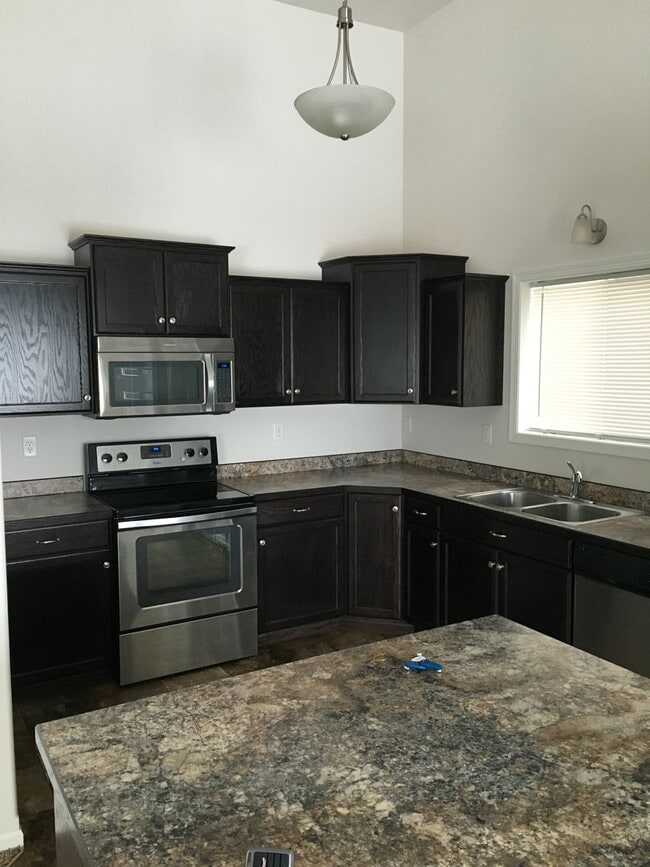 Building Photo - 3 bed 3 bath