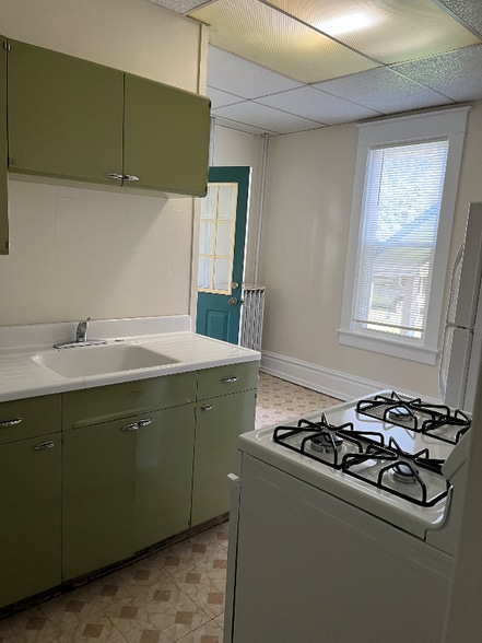 Building Photo - 992 Linton St