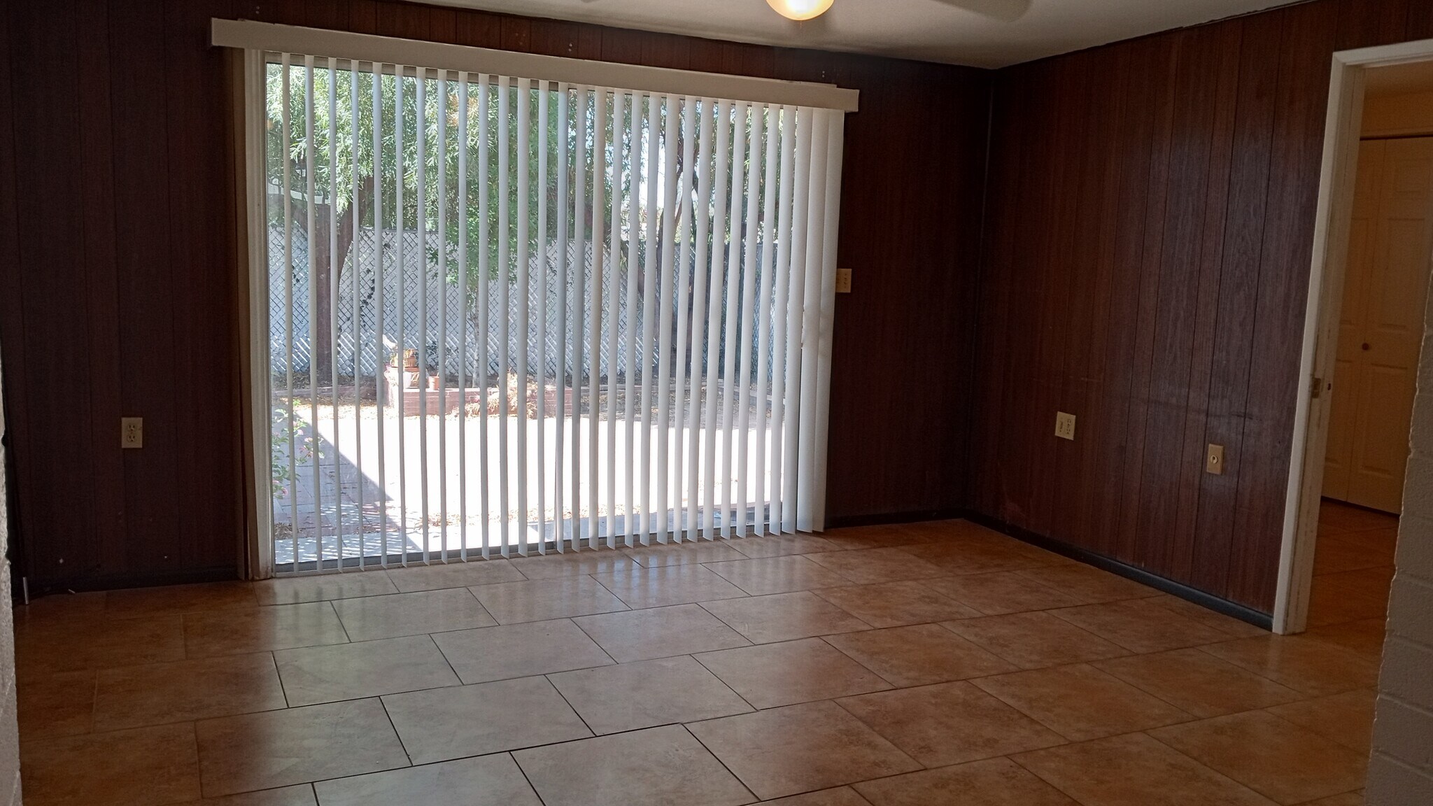 Family room - 5071 S Cherry Ave