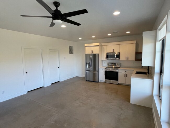 Building Photo - 676 676 W Lava Pointe Dr