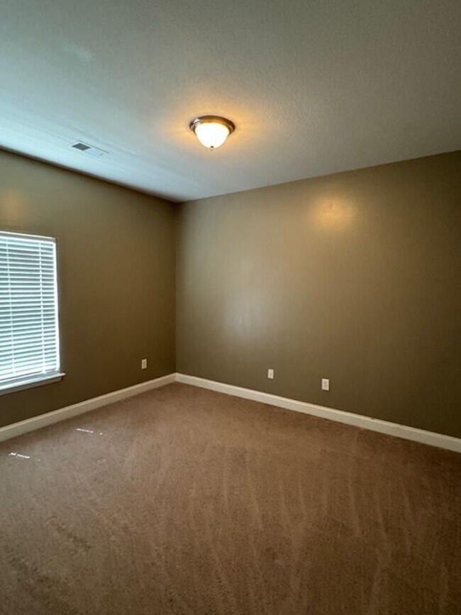 Building Photo - Brick Ranch - 3 Bedrooms & 2 Full baths wi...