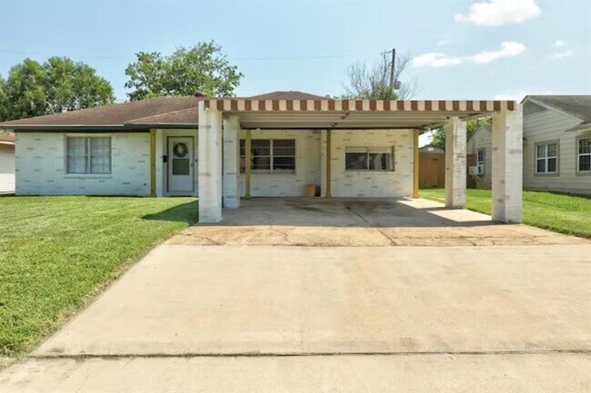 Primary Photo - 3606 Yosemite St