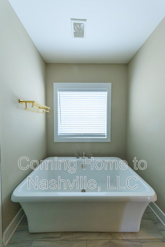 Building Photo - 2221 24th Ave N