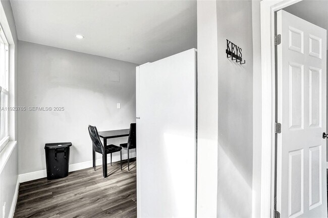 Building Photo - 3633 SW 12th Ct