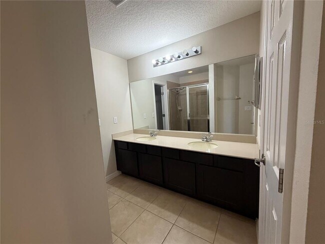 Building Photo - 2432 Seven Oaks Dr