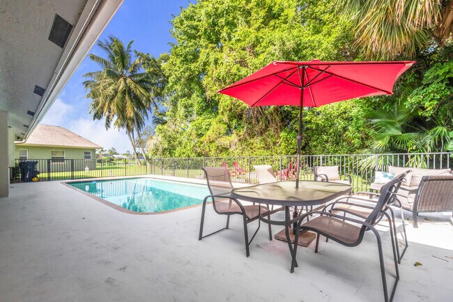 Building Photo - 691 Foresteria Ave