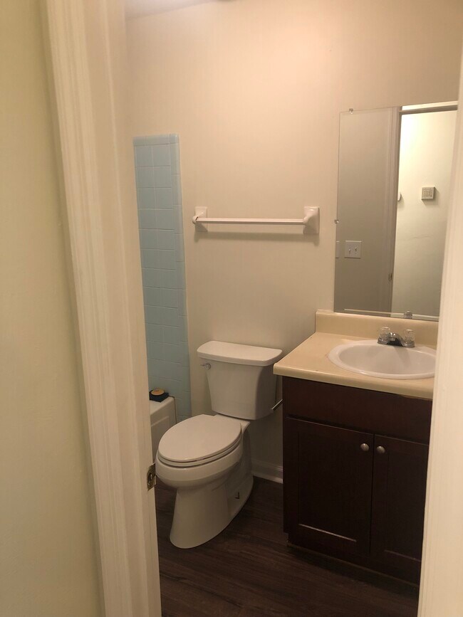 Building Photo - 515 Howard Ave