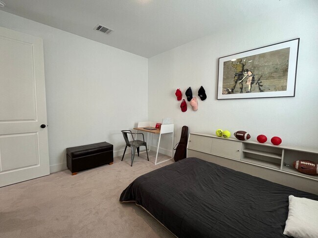Building Photo - Beautiful 4/3 WITH PRIVATE POOL in Travisso