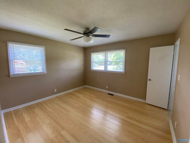Building Photo - 512 Clift Dr