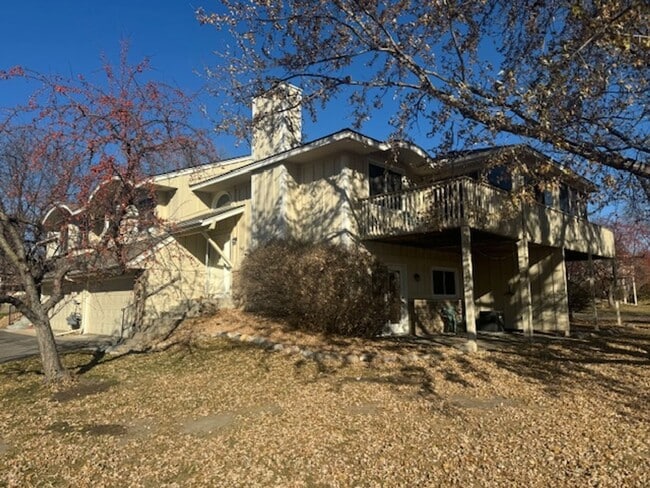 Building Photo - Beautifully Updated 3 Bed, 2 Bath, 2 Car Garage End Unit Townhome with Vaulted Ceilings