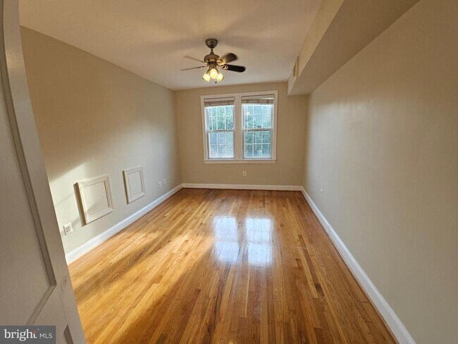 Building Photo - 2 E Maple St