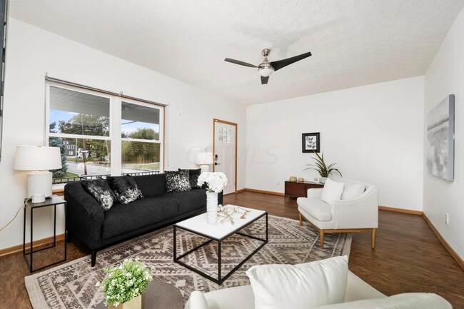 Building Photo - Elegant 3 Bed / 1.5 Bath Renovated Home in...