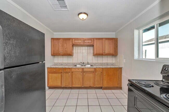 Building Photo - AFFORDABLE 2 BEDROOM HOME IN A CONVENIENT PHOENIX LOCATION OFFERING $250 GIFT CARD MOVE IN INCENTIVE