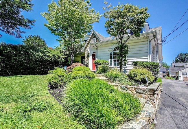 Building Photo - Gorgeous 5 BED + 3.5 Ba in Main House, 1 + 1 in BSMT, 1 + 1 above garage  in the Heart of Downtow...