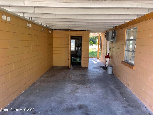 Building Photo - 2095 Pineapple Ave