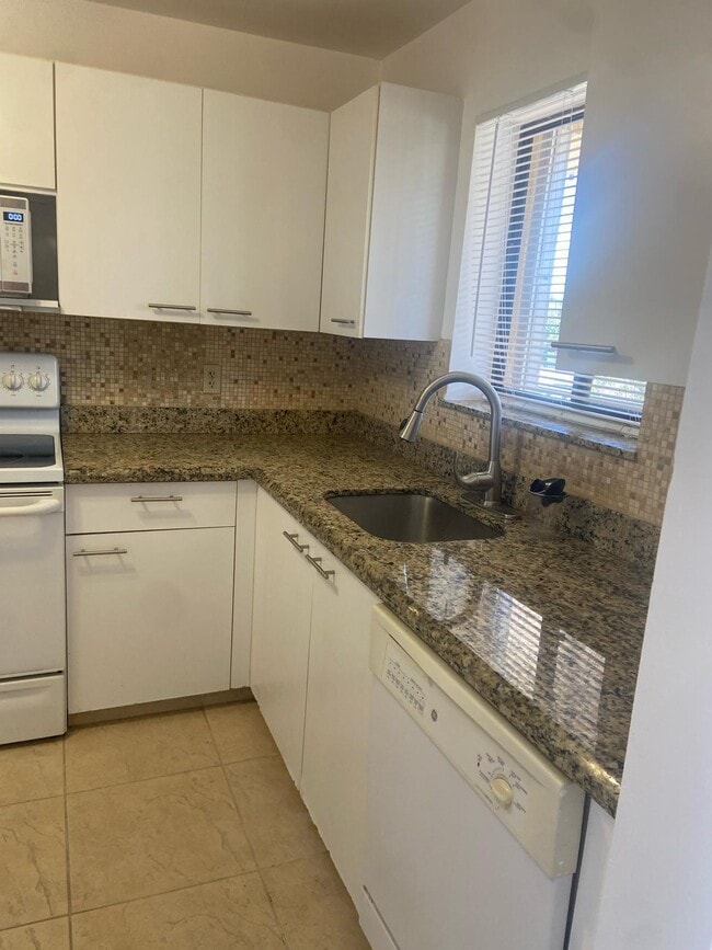 Building Photo - 4820 Lucerne Lakes Blvd W