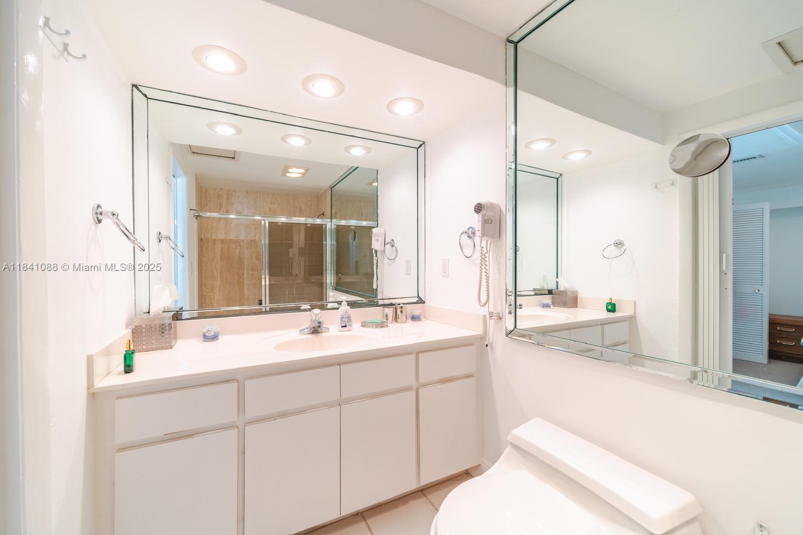 Building Photo - 1408 Brickell Bay Dr