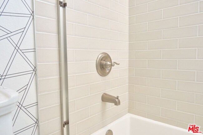 Building Photo - 842 11th St