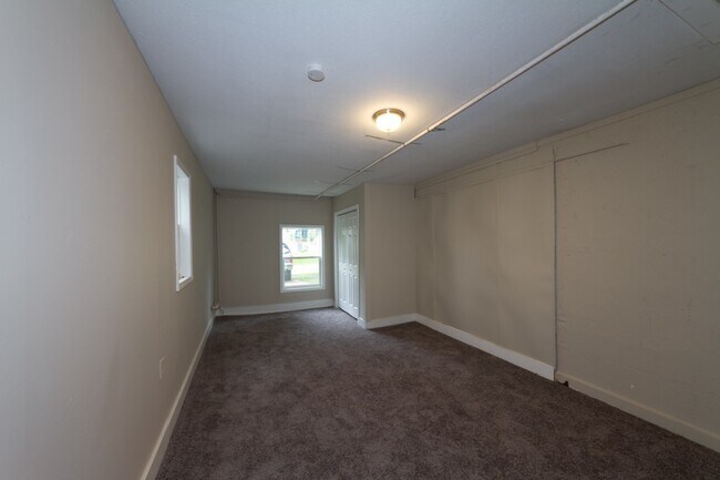 Building Photo - Completely remodeled 3 bed 1 bath home rea...