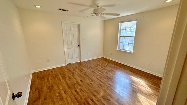 Building Photo - 413 Trist Pl