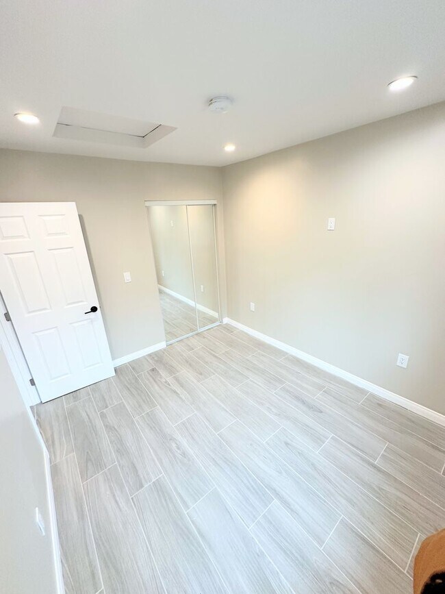 Building Photo - Gorgeous 1BD/1BA all appliances included. Move in ready!!