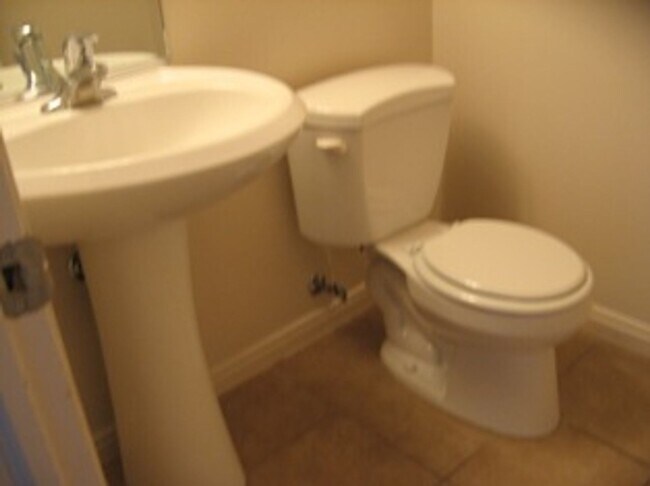 Building Photo - Oversized Townhome in Town!