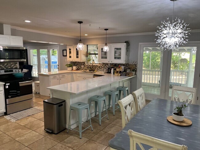 Building Photo - 830 Blackburn St