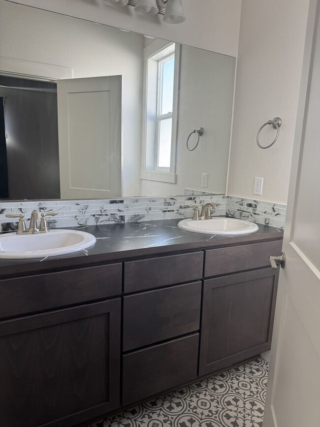 Building Photo - Lovely Open concept Low Maintenance