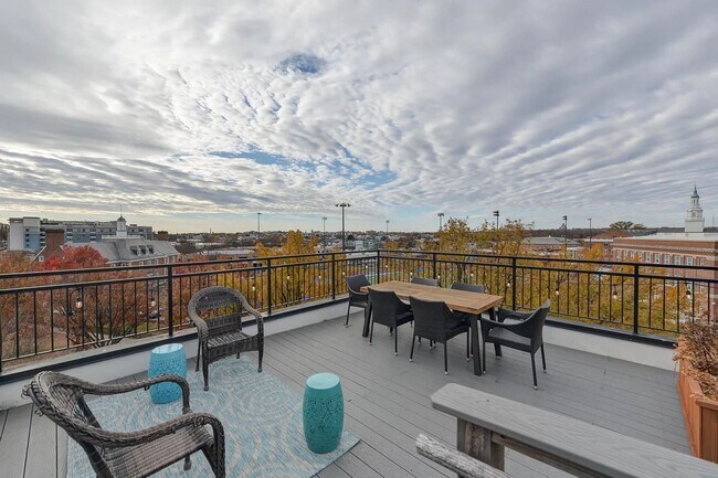 Building Photo - Sunny 1 bed + den 870 sq ft in heart of Pe...