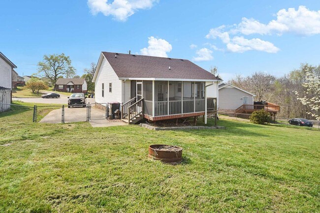 Building Photo - Pet Friendly Three Bedroom!