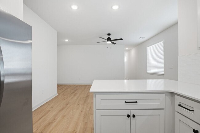 Building Photo - 3 Bed | 2 Bath Luxury Duplex