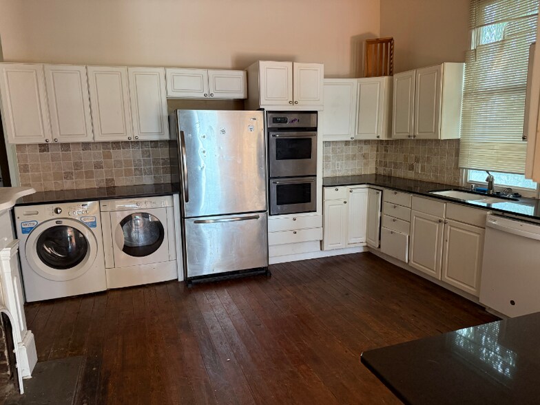 Primary Photo - 2369 St Thomas St