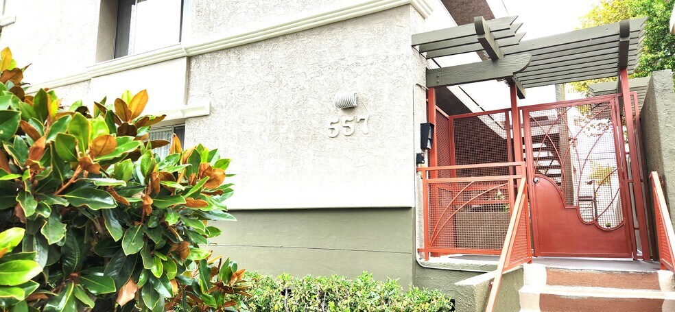 Building Photo - 557 W Stocker St