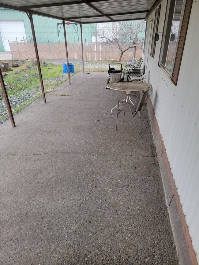 Building Photo - Small 2 bed MH