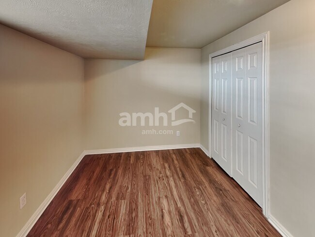 Building Photo - 156 W Rory Ln