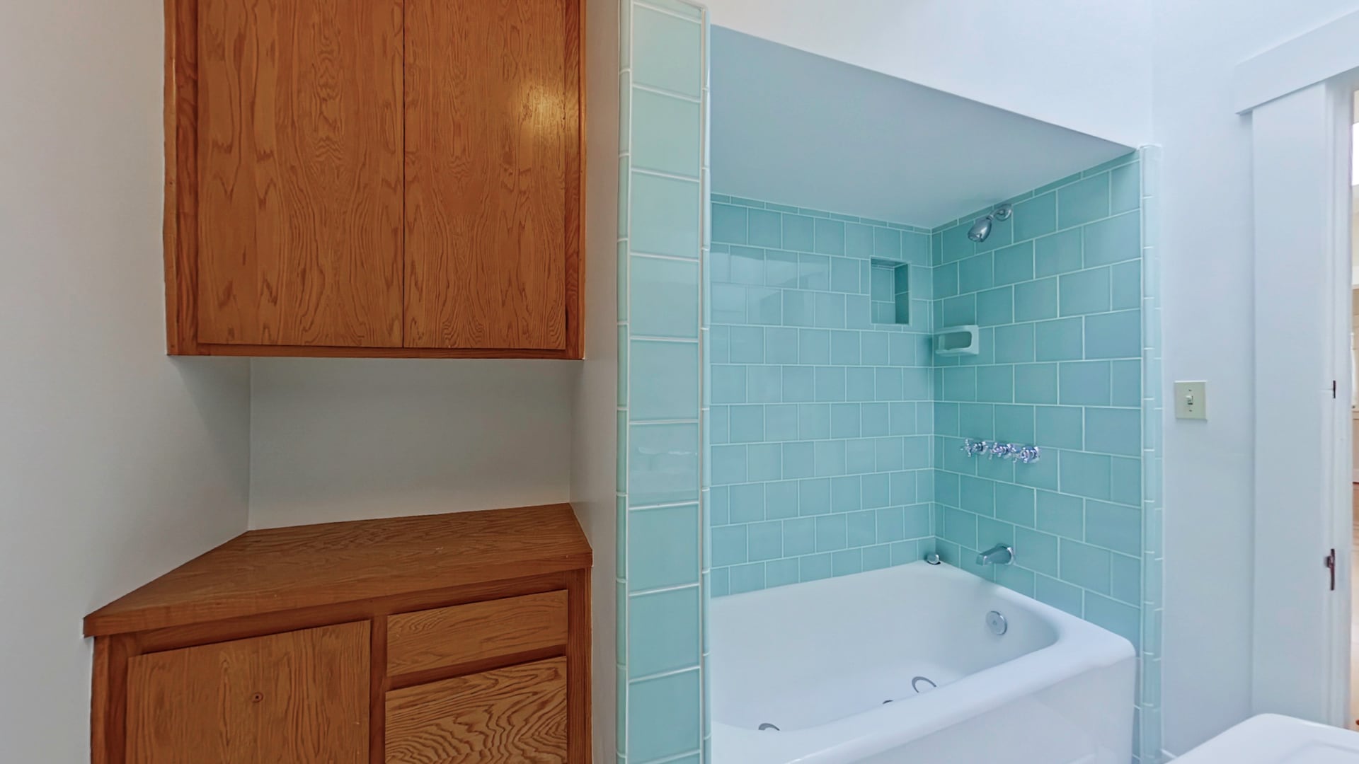 Building Photo - 1915 Las Lunas St