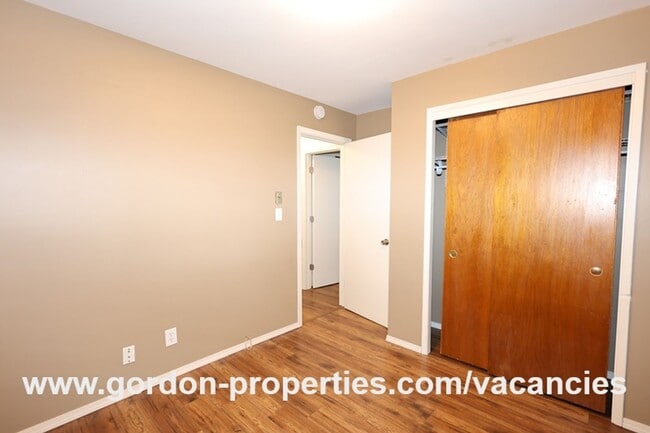 Building Photo - SE Green Vista Dr - Milwaukie 2 bedroom du...
