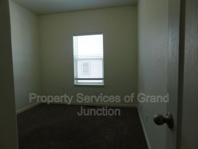 Building Photo - 621 Zenith Ln