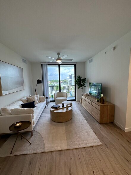 Primary Photo - 405 W 69th Pl