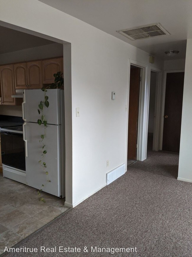 Building Photo - 2 br, 1 bath Apartment - 650 E. 200 N.