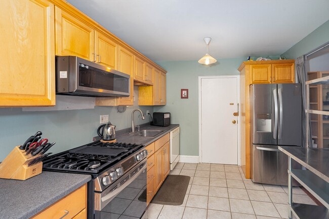 Building Photo - 1064 Beacon St