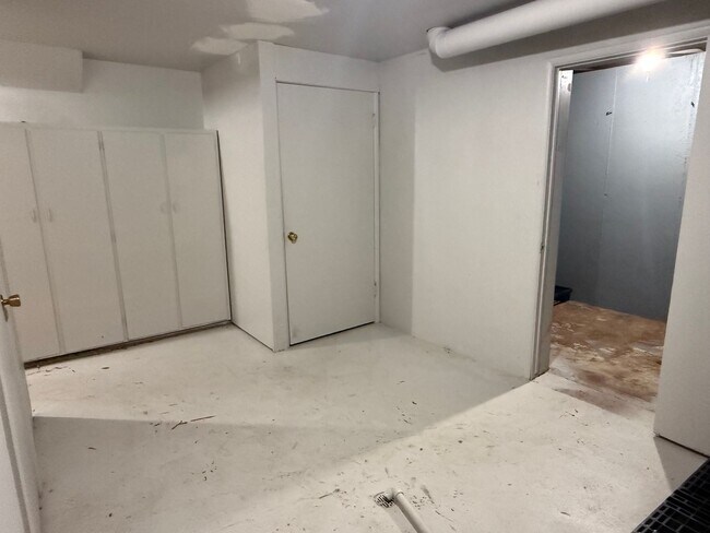 Building Photo - Beautiful town home with central air, deep 2 car garage and a large covered patio