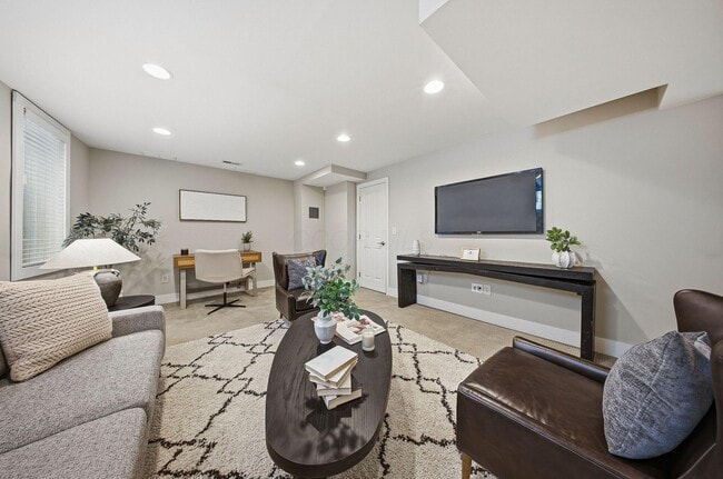Building Photo - 567 Lathrop St