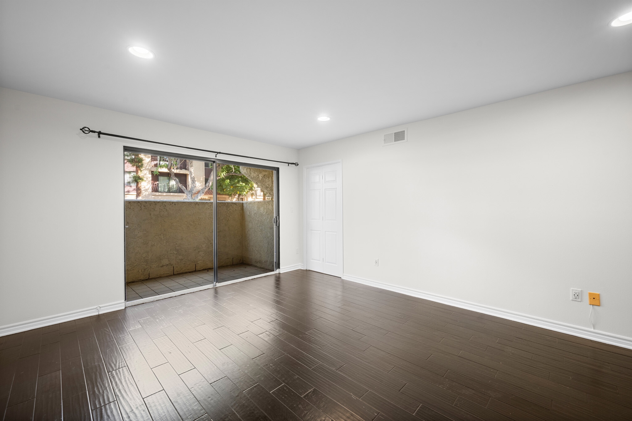 Building Photo - 323 N Jackson St