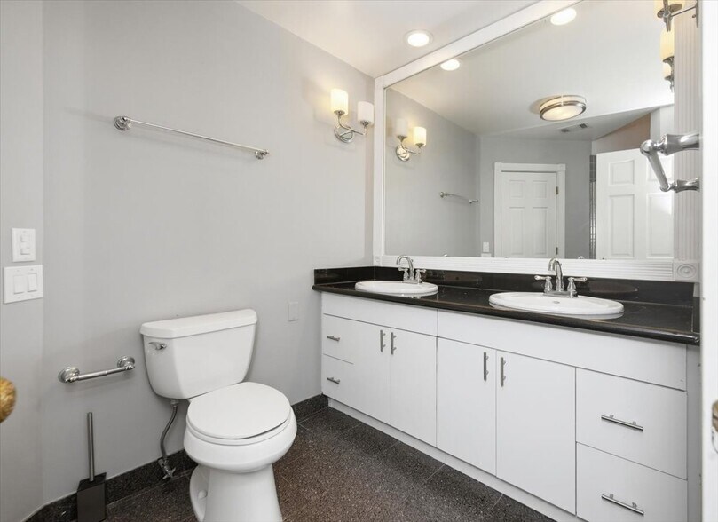 Building Photo - 501 N Wells St