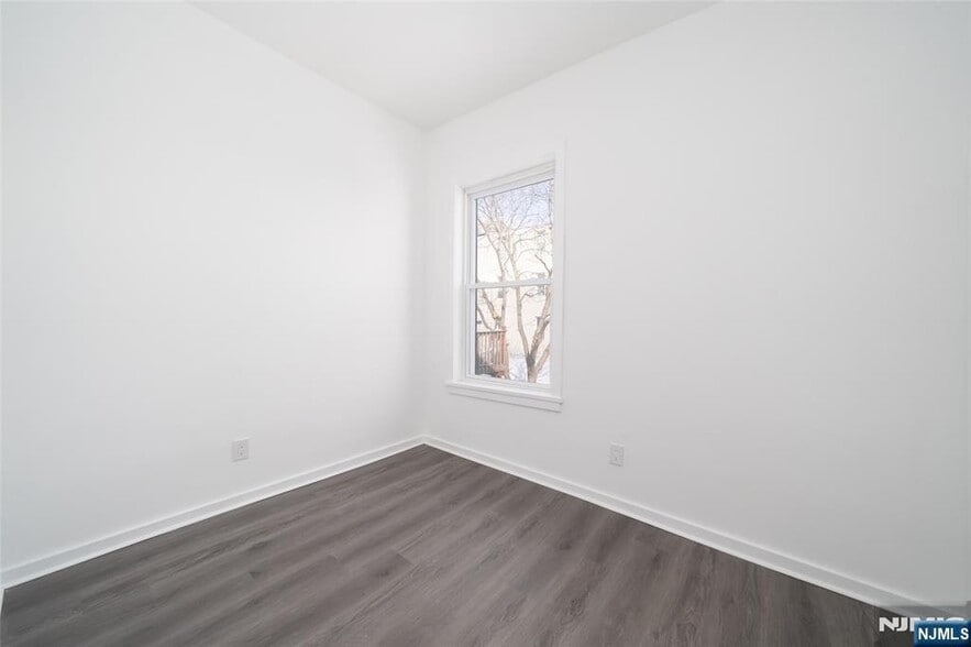 Building Photo - 10 McDougall St