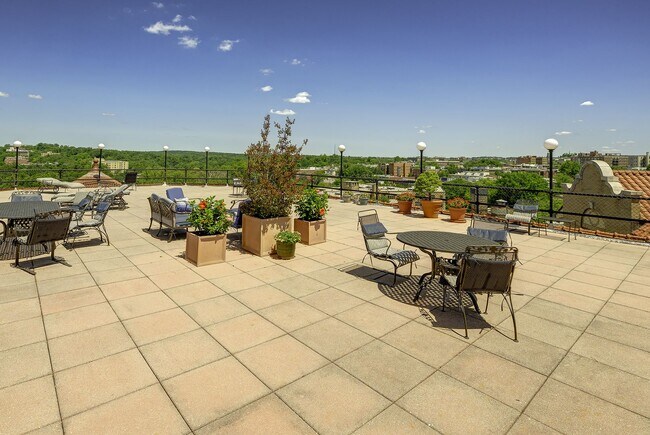Building Photo - Great Luxury 1 Bedroom 1 Bath on Connecticut Ave in Kalarama