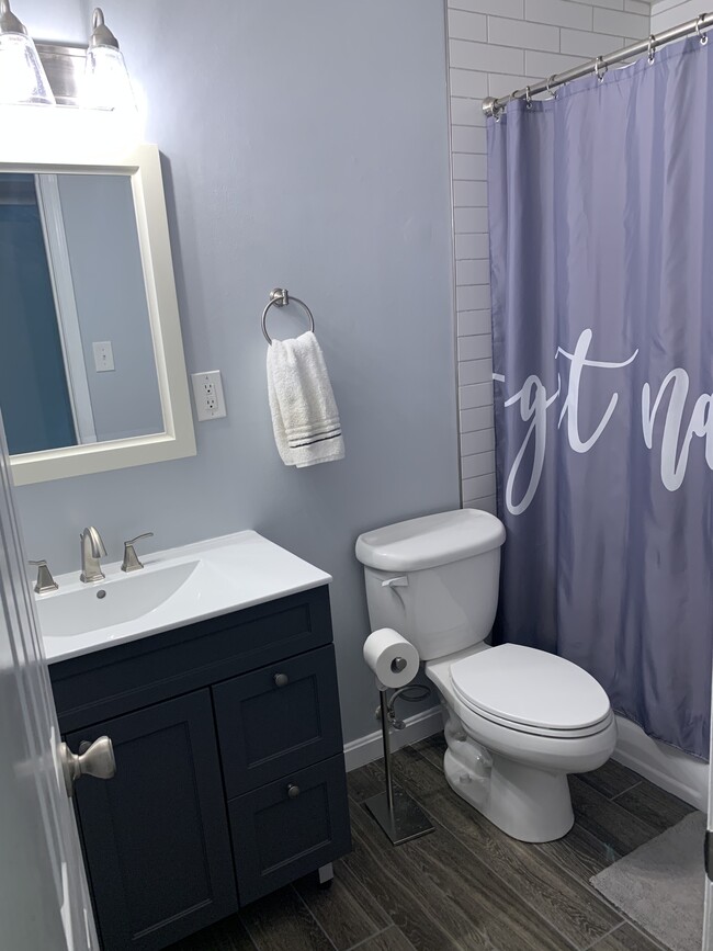 Guest bathroom (renovated in 2022) - 12709 Gordon Blvd