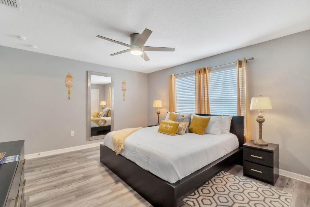 Primary Bedroom/ King Bed w/ ensuite Bathroom - 8966 Sugar Palm Rd